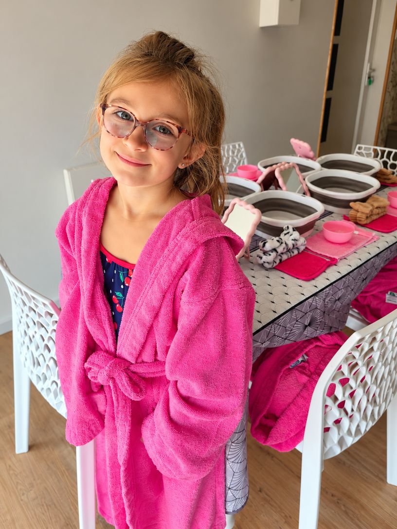 Anniversaire Party Girls avec peignoir rose et accessoires de soin