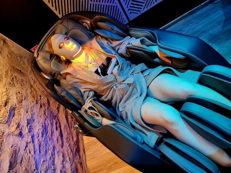 Séance de bien-être avec fauteuil de massage et éclairage LED