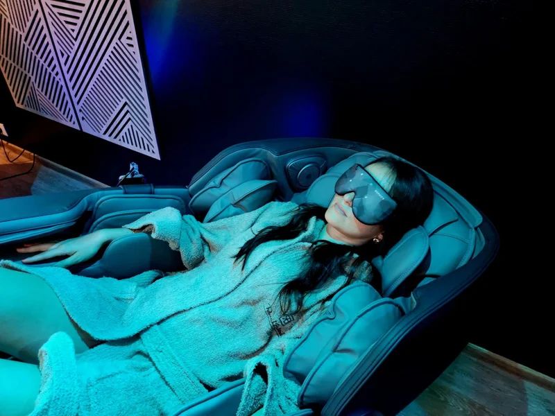 Expérience de relaxation avec masque hypnose dans un fauteuil de massage