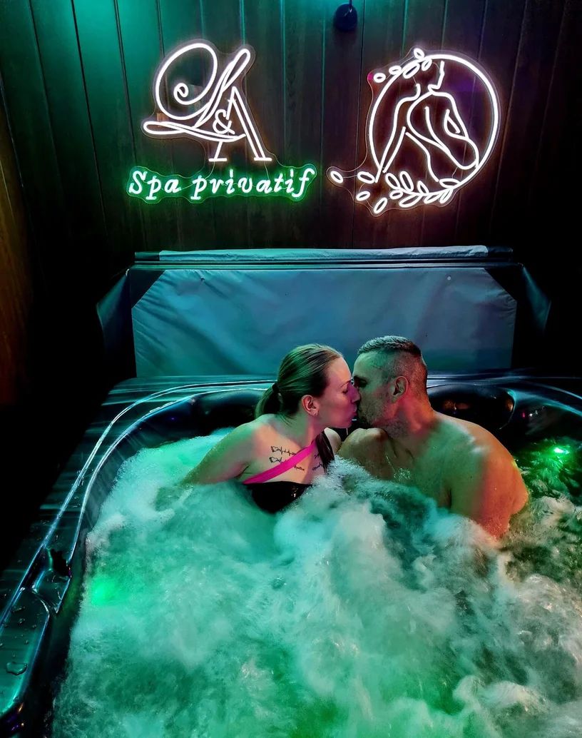 Couple profitant du jacuzzi de la Love Room