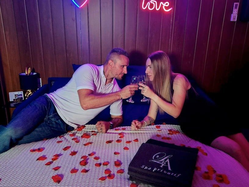 Décoration romantique préparée pour un séjour à deux