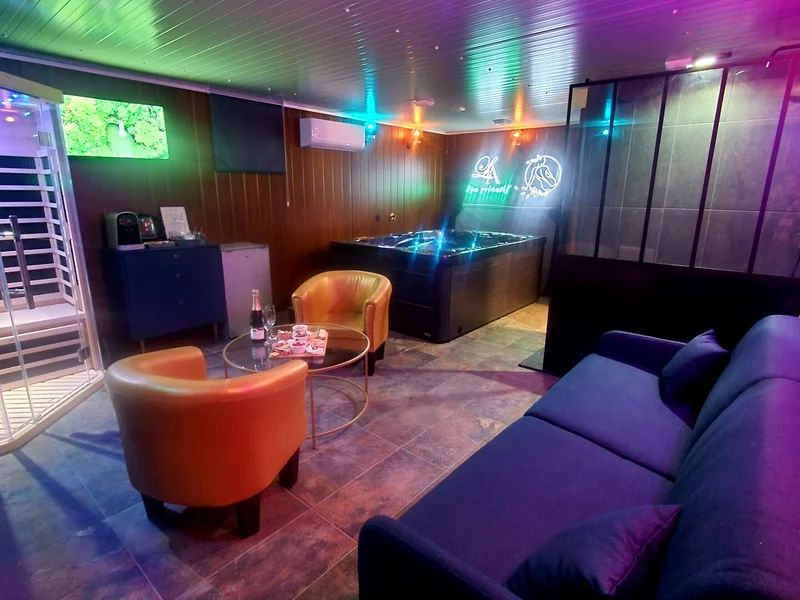 Espace détente avec spa privatif et salon