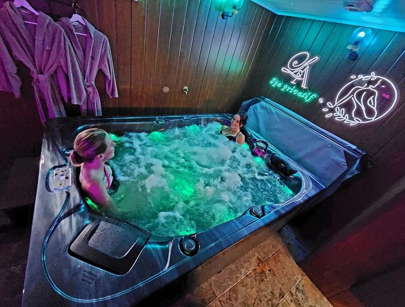 Moment de détente dans le spa entre amis